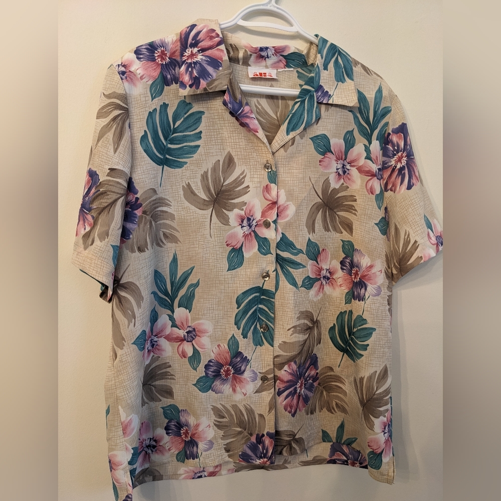 Women's Hawaiian button up shirt